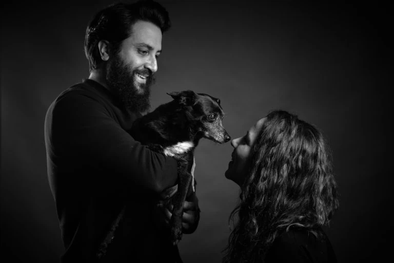 Pareja con su perro en un retrato en blanco y negro