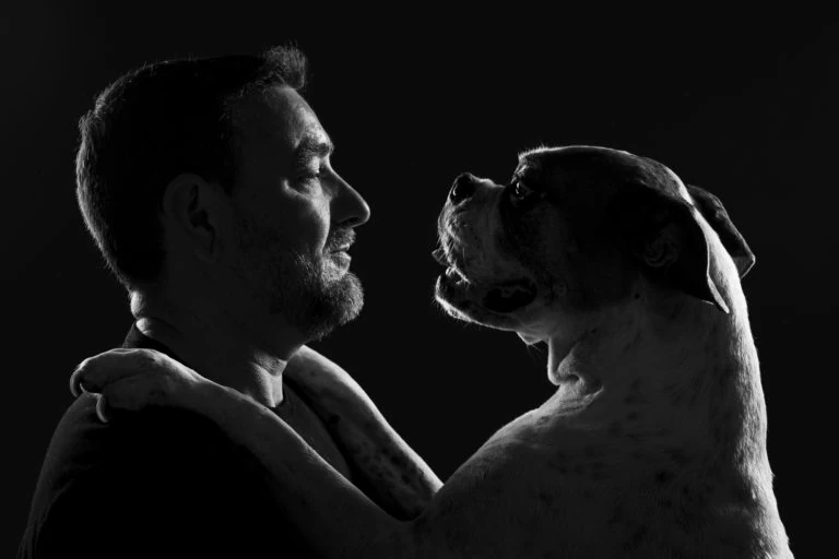 Hombre y perro frente a frente en un retrato en blanco y negro